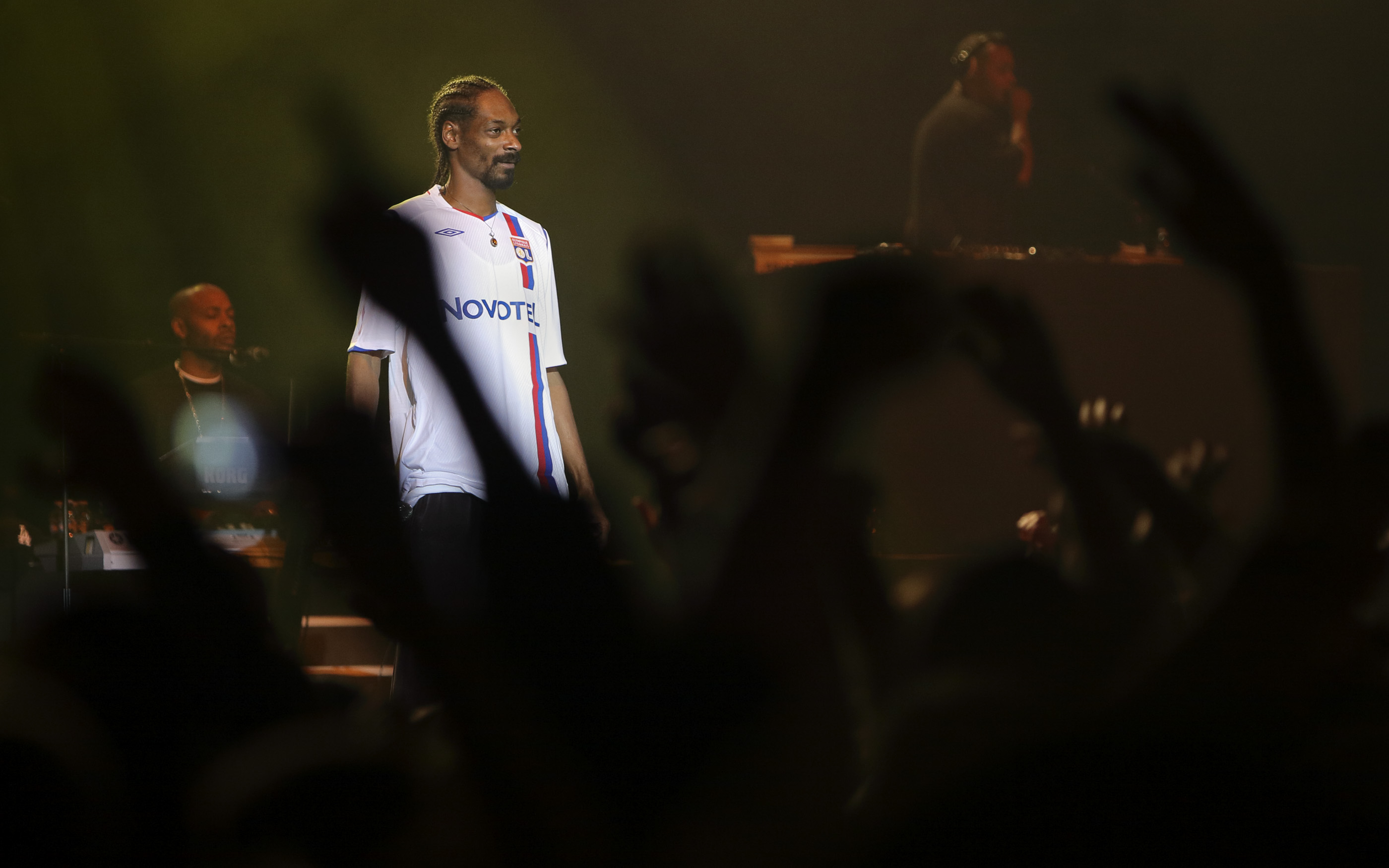 Snoop Dogg à Lyon portant un maillot de l'OL Snoop Dogg à Lyon portant un maillot de l'OL