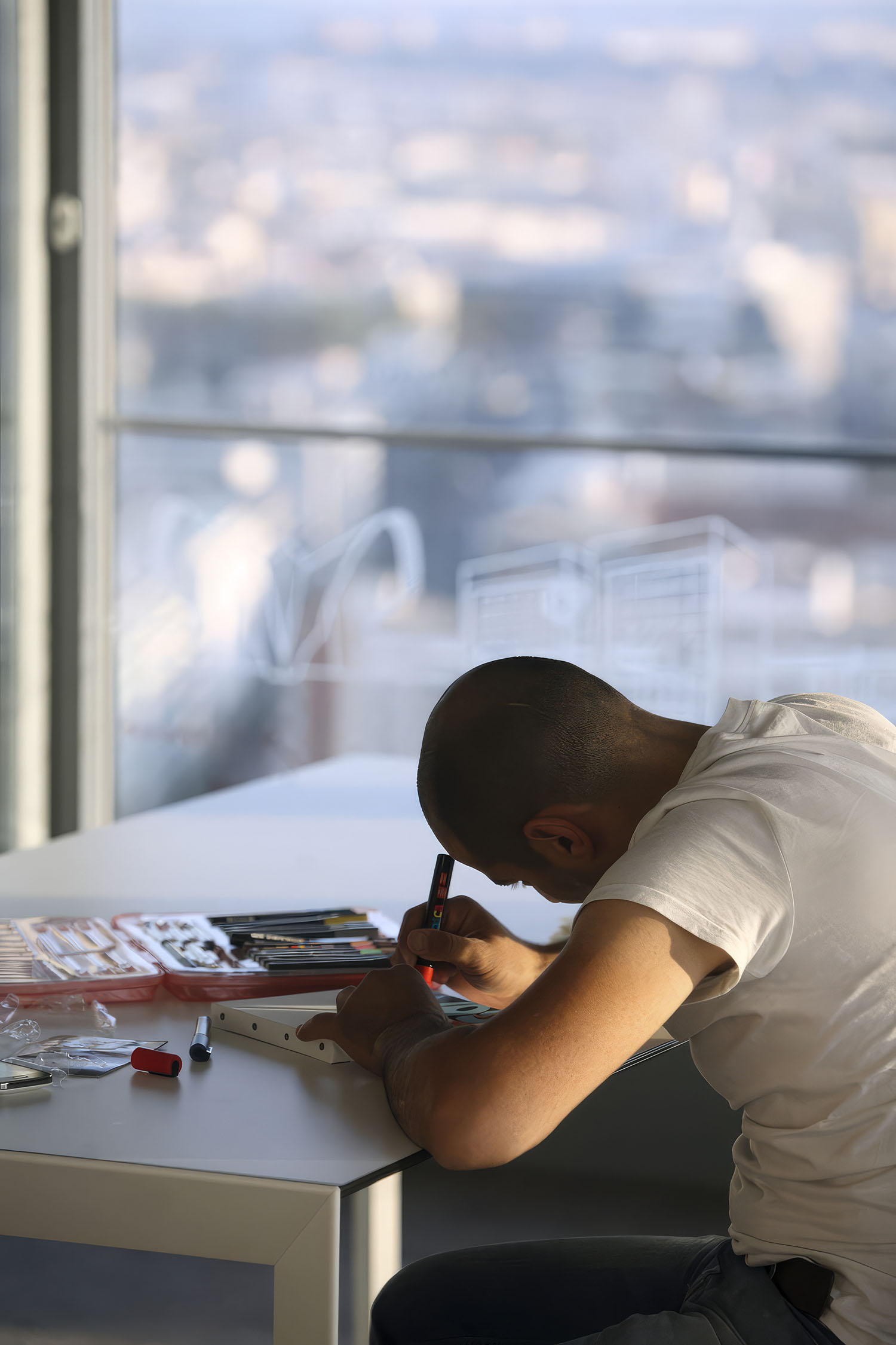 Graff-ik'Art artiste dans la Tour Oxygène qui dessine