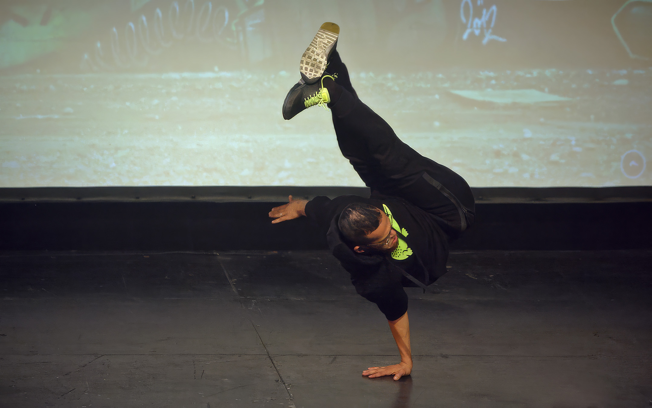 B-boy Lilou à la Finale de Stars Intercites en 2015